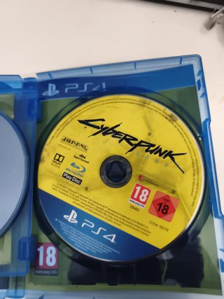 Cyberpunk 2077 Edición Día Uno PS4 falta pegatinas