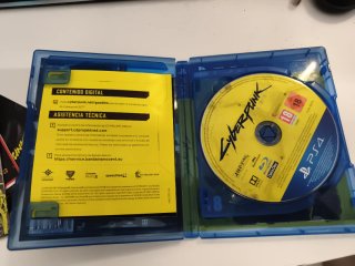 Cyberpunk 2077 Edición Día Uno PS4 falta pegatinas