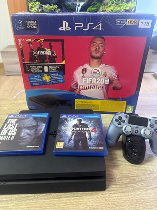 PS4 slim 1tb caja + mando + base carga y 2 juegos