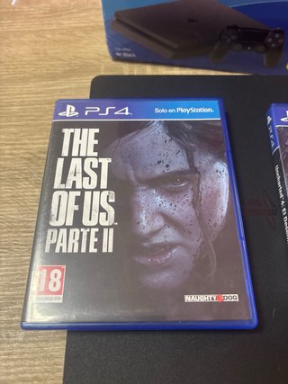 PS4 slim 1tb caja + mando + base carga y 2 juegos