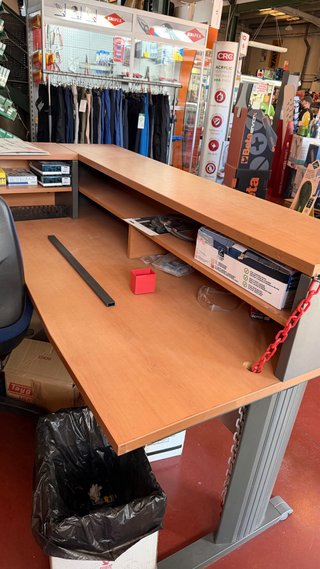 Mostrador de Recepción con Mesa