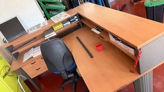 Mostrador de Recepción con Mesa