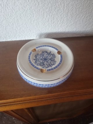 Cenicero de Porcelana con Motivos Azules