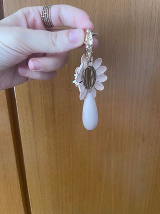Pendientes florales dorados y rosas