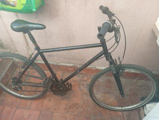 Bicicleta de montaña negra