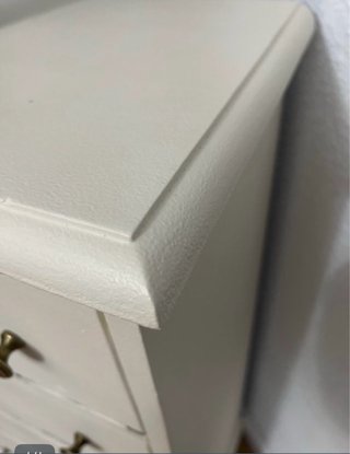 Cómoda de madera pintada a la tiza