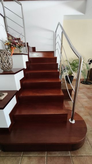 Escalera de Interior de Madera y Acero inoxidable