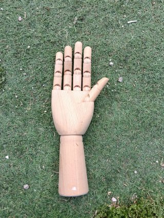 Mano Articulada de Madera