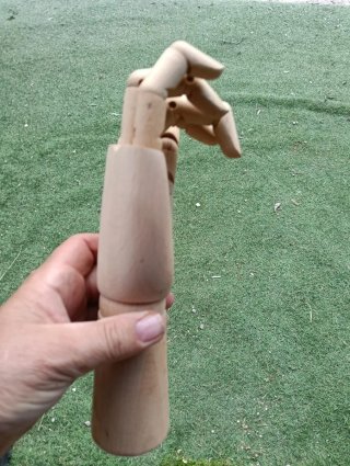 Mano Articulada de Madera