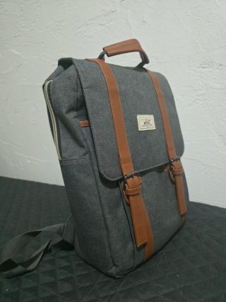 Mochila gris y marrón para estudio/trabajo