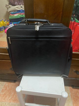 Maletín Grande de Cuero Targus Negro