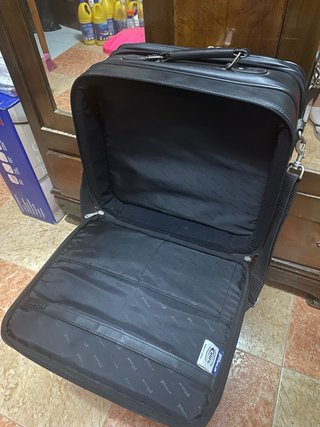 Maletín Grande de Cuero Targus Negro