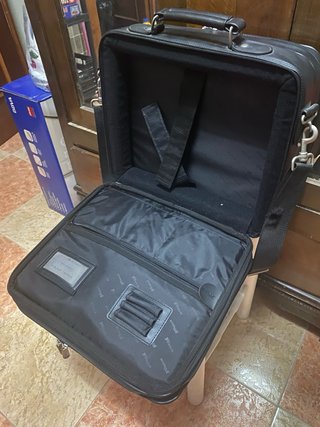 Maletín Grande de Cuero Targus Negro