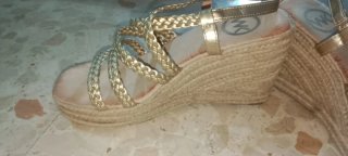 Sandalias de cuña doradas del numero 40