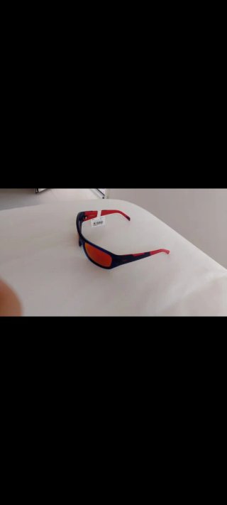 Gafas de sol azules y rojas