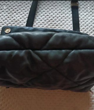Bolso negro acolchado con cadena plateada