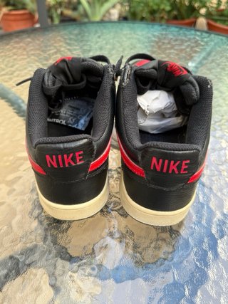 Zapatillas Nike Negras y Rojas