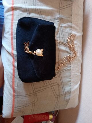 Bolso de fiesta negro con cadena dorada