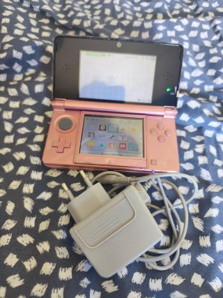 Nintendo 3DS Rosa con cargador y lápiz