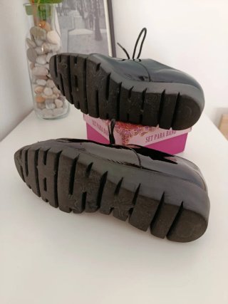 Zapatos Wonders charol negros mujer