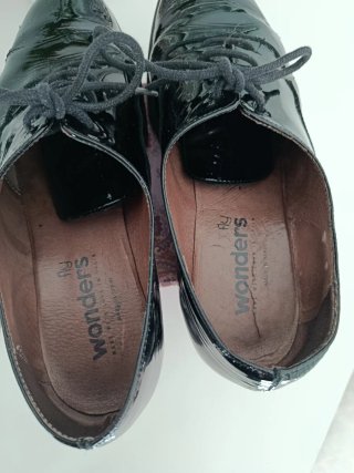 Zapatos Wonders charol negros mujer