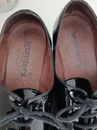 Zapatos Wonders charol negros mujer
