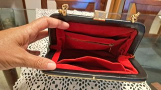 Elegante bolso de piel negro vintage cadena dorada