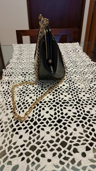 Elegante bolso de piel negro vintage cadena dorada
