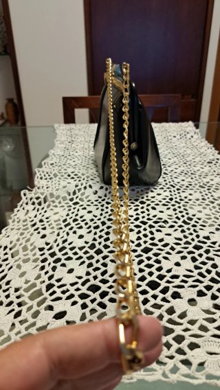 Elegante bolso de piel negro vintage cadena dorada
