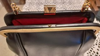 Elegante bolso de piel negro vintage cadena dorada