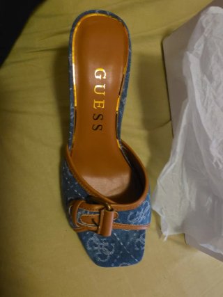Caja de zapatos Guess