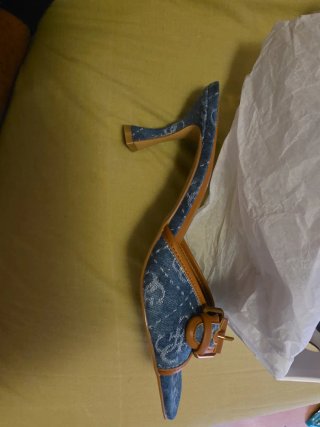 Caja de zapatos Guess
