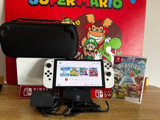 Nintendo Switch OLED Blanca + Juego Beasties