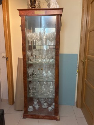 Vitrina de madera para copas