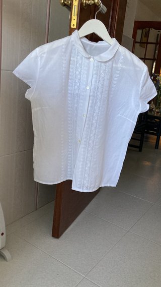 Blusa blanca con detalles bordados
