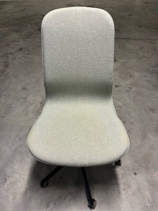 Silla de oficina gris con ruedas