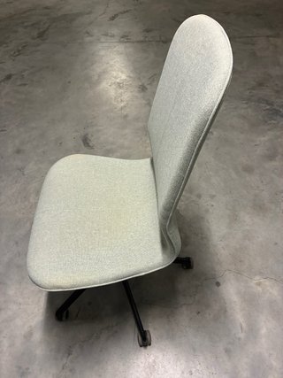 Silla de oficina gris con ruedas
