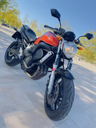 Yamaha FZ6 Naked Naranja y Negra