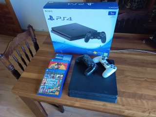 Consola PS4 Slim 1TB Negra + 3 Juegos