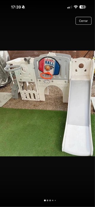 Parque Infantil con Tobogán y Canasta