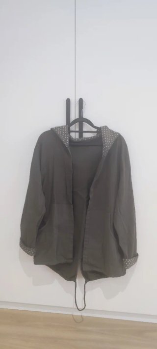 Parka verde con capucha y cordón