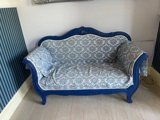 Sofá clásico azul y blanco