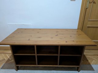 Mesa de madera maciza con estantes