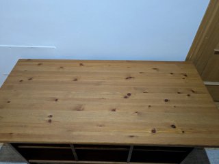 Mesa de madera maciza con estantes