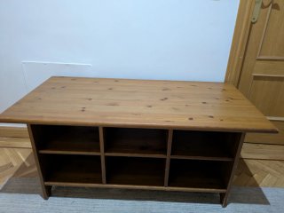 Mesa de madera maciza con estantes