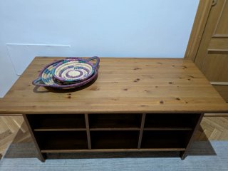 Mesa de madera maciza con estantes