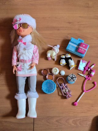 Nancy veterinaria en la nieve con accesorios
