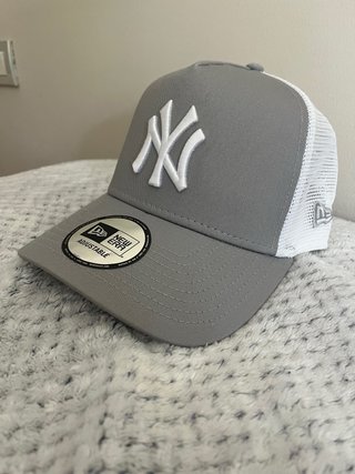 Gorra New Era Ajustable Gris y Blanca