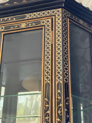 Vitrina de cristal y madera estilo oriental