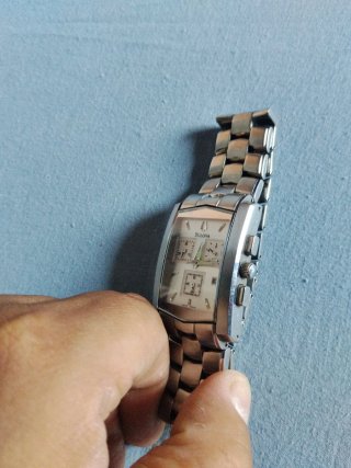Reloj Bulova plateado y blanco